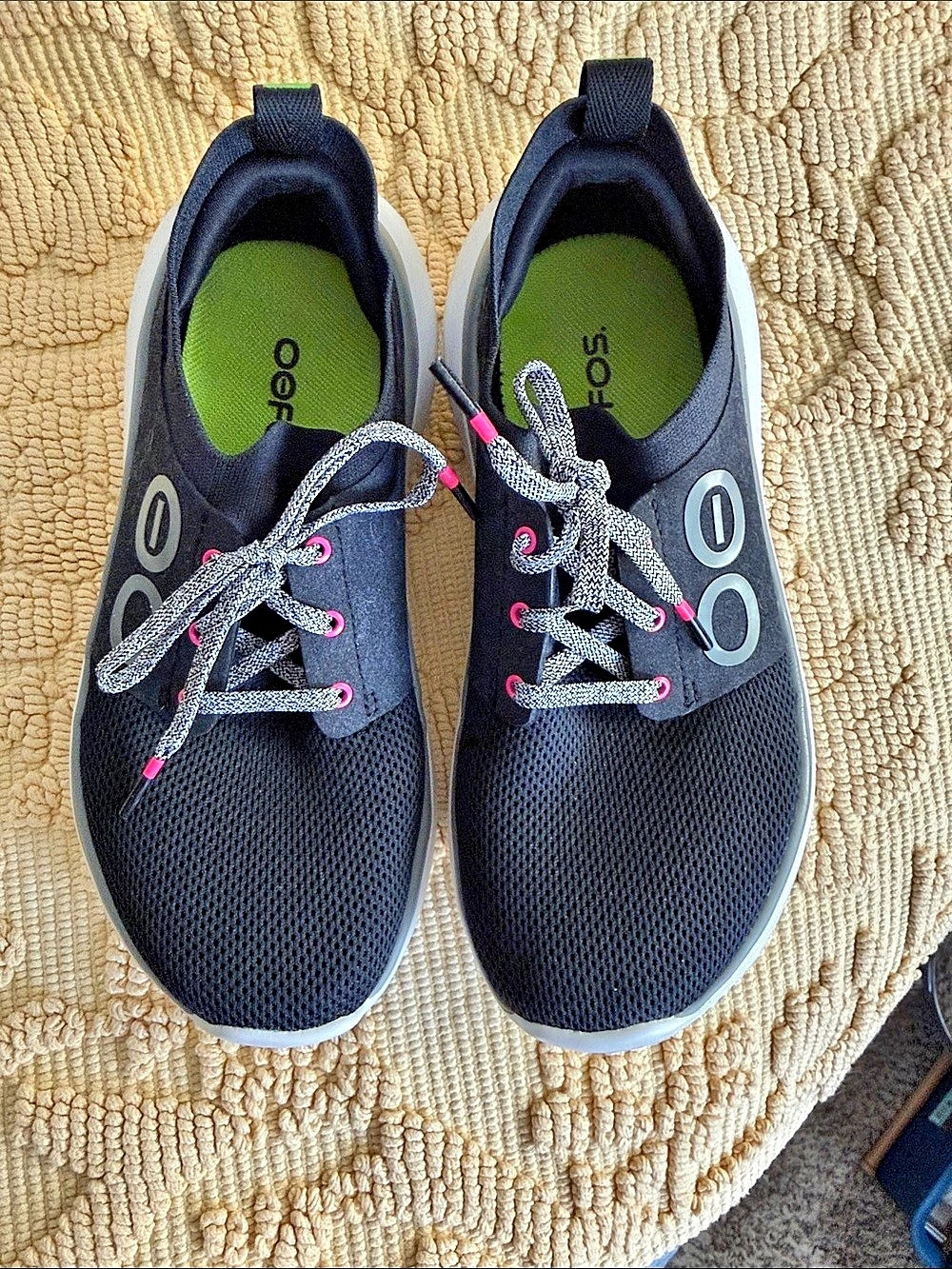 PREOWNED OOFOS OOmg Sport LS Black & White Athletic Shoes SIZE W8 Women’s